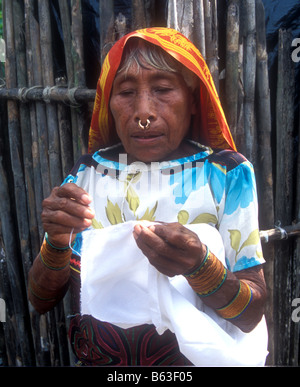 Portrait d'une femmes kunas sur les îles San Blas Panama faisant un Mola en dehors de sa maison Banque D'Images