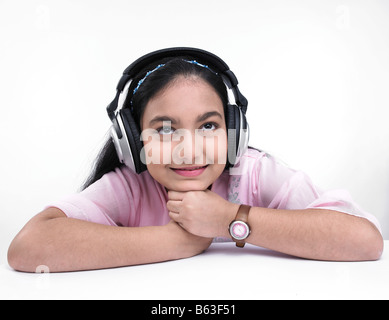 Portrait d'une adolescente asiatique d'origine indienne d'écouter de la musique Banque D'Images