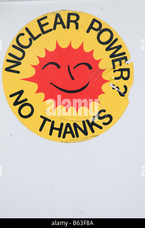 Vieille 'l'énergie nucléaire non merci", autocollant smiling face ensoleillée Banque D'Images