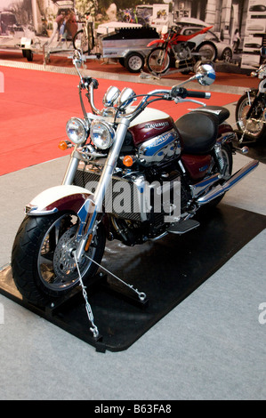 Triumph Rocket III Classic Cruiser moto rouge cerise/New England White Banque D'Images