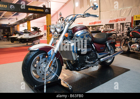 Triumph Rocket III Classic Cruiser moto rouge cerise/New England White Banque D'Images