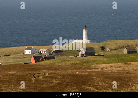 Maisons et au sud le phare sur Fair Isle en Shetland Banque D'Images