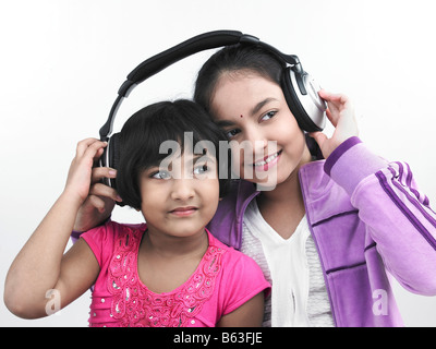 Portrait de deux sœurs asiatiques d'écouter de la musique Banque D'Images