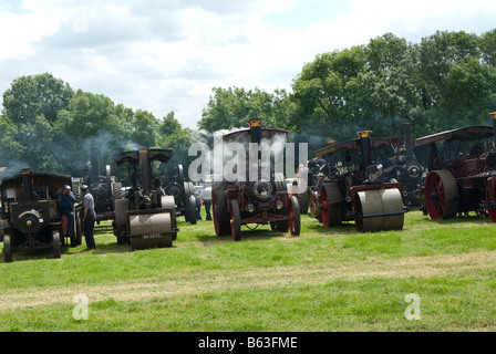 Les moteurs de traction à vapeur d'époque en ligne jusqu'à la place d'Bloxham Rally, l'Oxfordshire. UK Banque D'Images