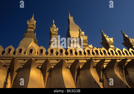 Détail de Pha That Luang, le grand stupa doré, construit en 1566, à Vientiane, Laos. Le stupa est le monument le plus sacré du Laos. Banque D'Images