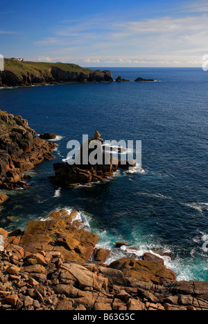 Falaises Sennan Cove vue paysage vers la péninsule de Lands End Cornwall England UK Banque D'Images