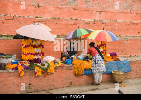 Les femmes dans les guirlandes vente Durbar Square à Katmandou, Népal Banque D'Images