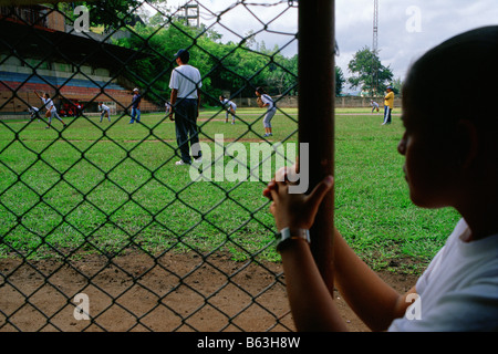 HONDURAS / Francisco Morazán département / Tegucigalpa. Jouer au baseball à Lempira Reina Stadium. Banque D'Images