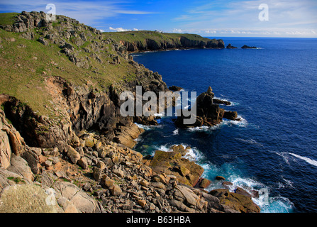 Falaises Sennan Cove vue paysage vers la péninsule de Lands End Cornwall England UK Banque D'Images