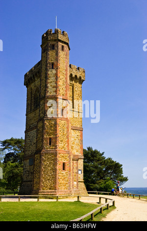 Deux cyclistes faites une pause et profitez de la vue à Leith Hill Tower, Surrey, England, UK Banque D'Images