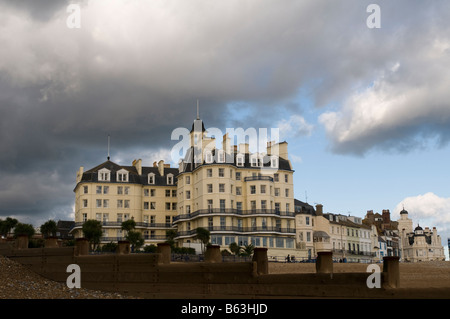 Royaume-uni, Angleterre, le 22 novembre 2008. Vue du front de mer à Eastbourne en direction de l'hôtel Queens. Banque D'Images