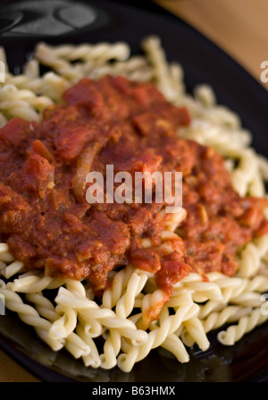 Un délicieux repas italien fait maison pâtes fraîches maison Gemelli avec sauce marinara Banque D'Images