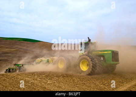 Un tracteur tire un seeder pour planter des céréales ou des légumineuses dans la région de Washington Palouse Banque D'Images