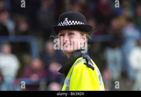 Femme de police en service à un match de football de Birmingham uk Banque D'Images