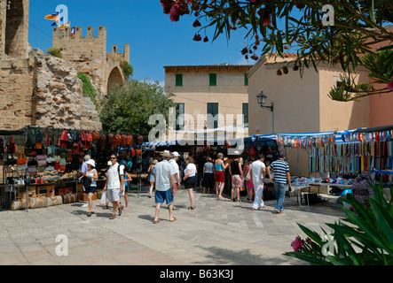 Le jour de marché dans la vieille ville d'Alcudia, Majorque, Baleares, Espagne Banque D'Images