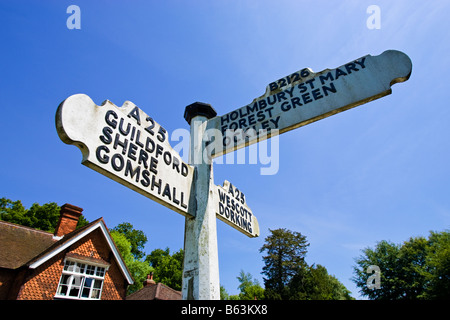 Panneau donnant des directives pour les villages locaux à Abinger Hammer, Surrey, England, UK Banque D'Images