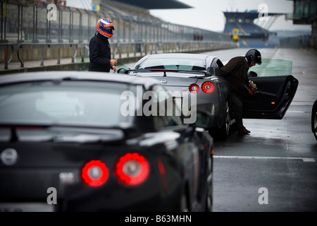 Nissan GT-R dans la voie des stands à la Nurburgring en Allemagne Banque D'Images