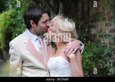 Couple de jeunes mariés parution modèle West Yorkshire Banque D'Images