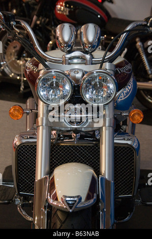 Triumph Rocket III Classic Cruiser moto rouge cerise/New England White Banque D'Images