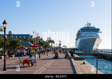 La Royal Caribbean Cruise ship 'Majesty de la mer" accosté au terminal des croisières à Key West en fin d'après-midi, Florida Keys Banque D'Images