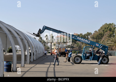 Une très grande tente structure est en élevage à un parking sur la plage de Santa Monica Banque D'Images