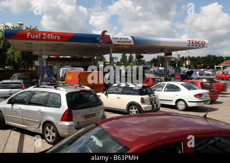 Les gens font la queue pour l'essence à une station-service de Tesco Cambridge. Banque D'Images