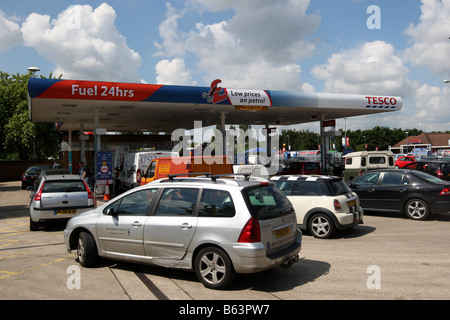 Les gens font la queue pour l'essence à une station-service de Tesco Cambridge. Banque D'Images