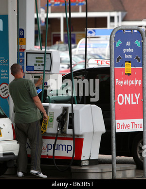 Les gens font la queue pour l'essence à une station-service de Tesco Cambridge. Banque D'Images