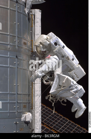 L'astronaute Steve Bowen complete la lubrification des joints rotatifs port Alpha solaire. Banque D'Images