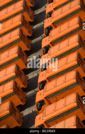 Une cour d'attente pour les camions à exporter en Thaïlande les camions orange vif en situation très allumé Banque D'Images