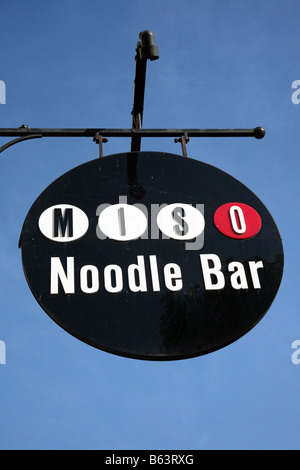 Signer sur une branche du miso noodle bars, Londres Banque D'Images