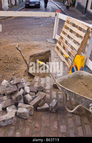 Trottoir en travaux avec le trou de la route au Royaume-Uni Banque D'Images