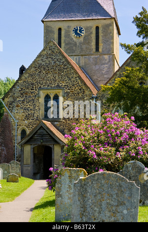 Joli village l'église et de l'enclos paroissial de Saint Jacques en Shere, Surrey, England, UK Banque D'Images