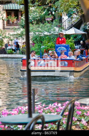 San Antonio Riverwalk avec Rio San Antonio Cruises excursion en bateau sur la rivière San Antonio Banque D'Images