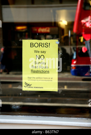 Dans l'affiche de la route Anti-Red vitrine, Holloway Road, London Banque D'Images