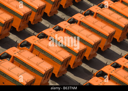 Une cour d'attente pour les camions à exporter en Thaïlande les camions orange vif en situation très allumé Banque D'Images