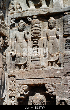 Ajanta, partie droite de façade de la caverne n°19 montrant du Bouddha Debout en Varada mudra avec stupas votifs dans le centre. Banque D'Images