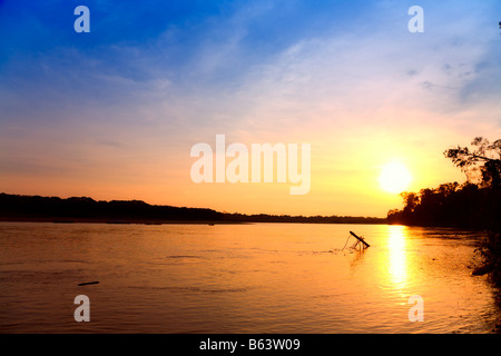 Coucher de soleil sur la rivière Manu Banque D'Images
