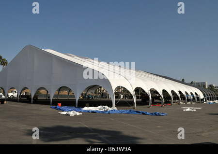 Une très grande tente structure est en élevage à un parking sur la plage de Santa Monica Banque D'Images