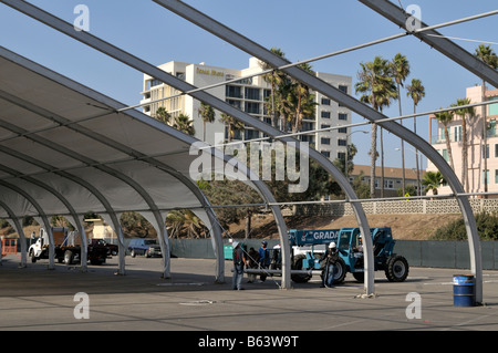 Une très grande tente structure est en élevage à un parking sur la plage de Santa Monica Banque D'Images