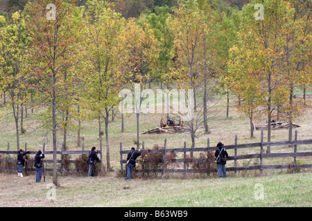 Les soldats de l'Union et des soldats confédérés sur les lignes en face à une guerre civile à la reconstitution Wade House Greenbush au Wisconsin Banque D'Images