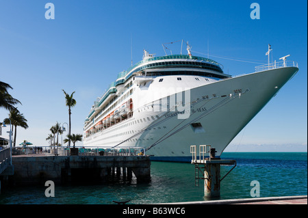 Le bateau de croisière Royal Caribbean enchantement "de la mer" accosté au terminal des croisières à Key West, Florida Keys, USA Banque D'Images