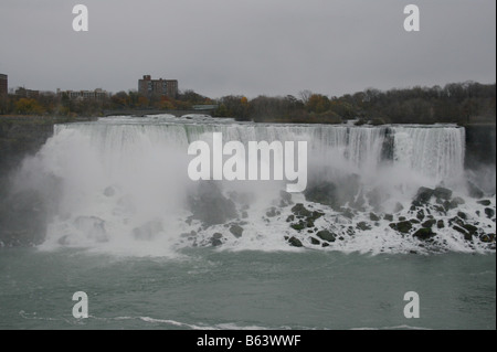 American Falls vu depuis la rive canadienne de la rivière Niagara Banque D'Images