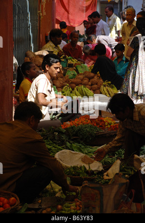 La rue du marché à Varanasi, Inde. Banque D'Images