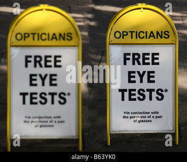 "Avant" et "après" l'essai d'oeil signe extérieur opticiens, Londres Banque D'Images