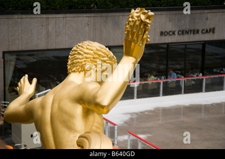 La statue de Prométhée donne sur le Centre de Rock Cafe et patinoire du Rockefeller Center de Manhattan, New York, USA. Banque D'Images