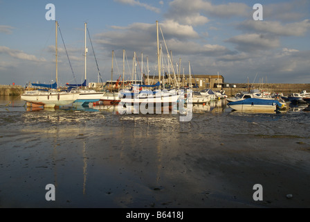 Lyme Regis dorset port à marée basse avec bateaux et du ciel de relections Banque D'Images