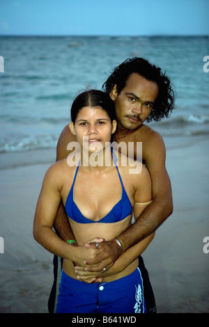 Brésil, Recife, Praia de Galinhas, jeune couple à la plage Banque D'Images