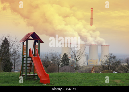 Enfants rouges s faites glisser à l'avant d'une centrale électrique. Gradient jaune filtre appliqué. Banque D'Images