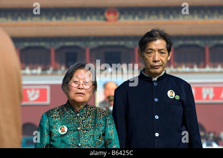 La Chine, Pékin, vue de Tien An Men ( ) Tiananmen Square sur porte de la paix céleste avec l'image du président Mao touristes chinois Banque D'Images